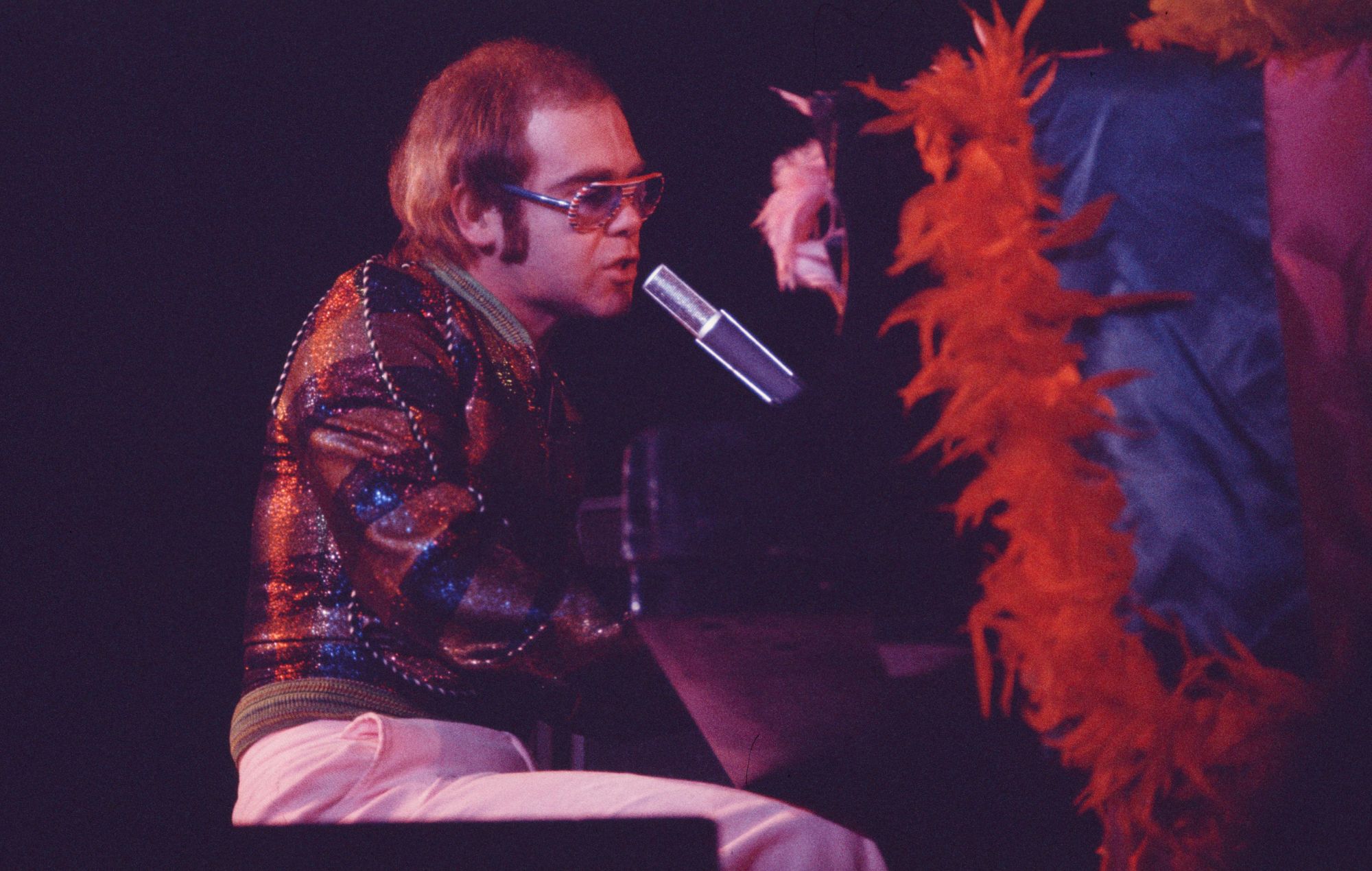 Elton John se produit sur scène en 1974