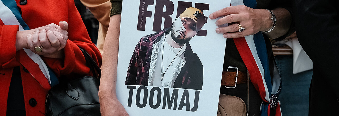 Le rappeur iranien Toomaj Salehi libéré de prison quelques mois après que le tribunal a annulé sa condamnation à mort