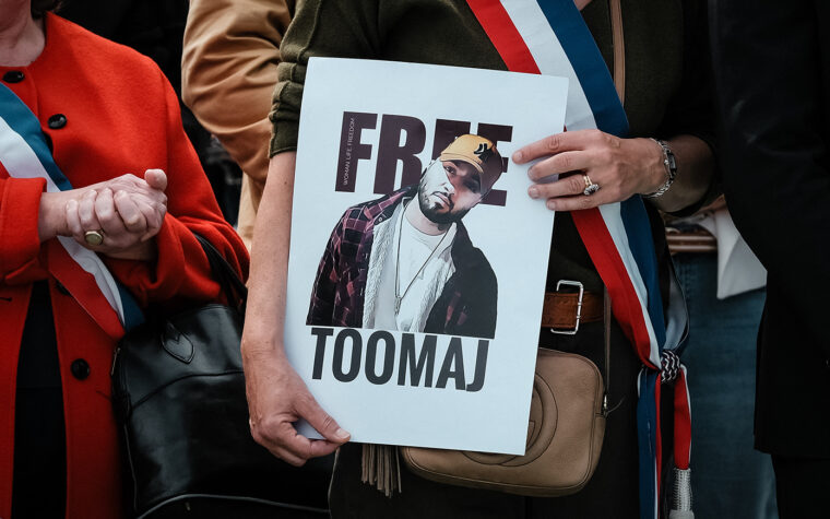 Le rappeur iranien Toomaj Salehi libéré de prison quelques mois après que le tribunal a annulé sa condamnation à mort