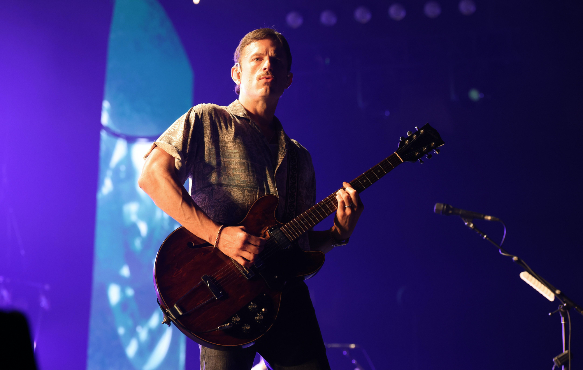 Caleb Followill en live sur scène avec Kings Of Leon