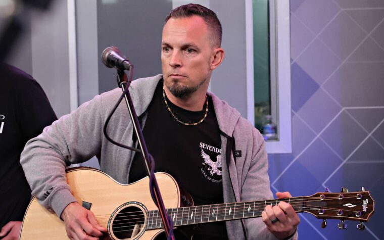 Mark Tremonti de Creed "préférerait vendre des tonnes de disques et que les gens viennent vers vous" plutôt que de ne pas vendre de disques mais d'être aimé