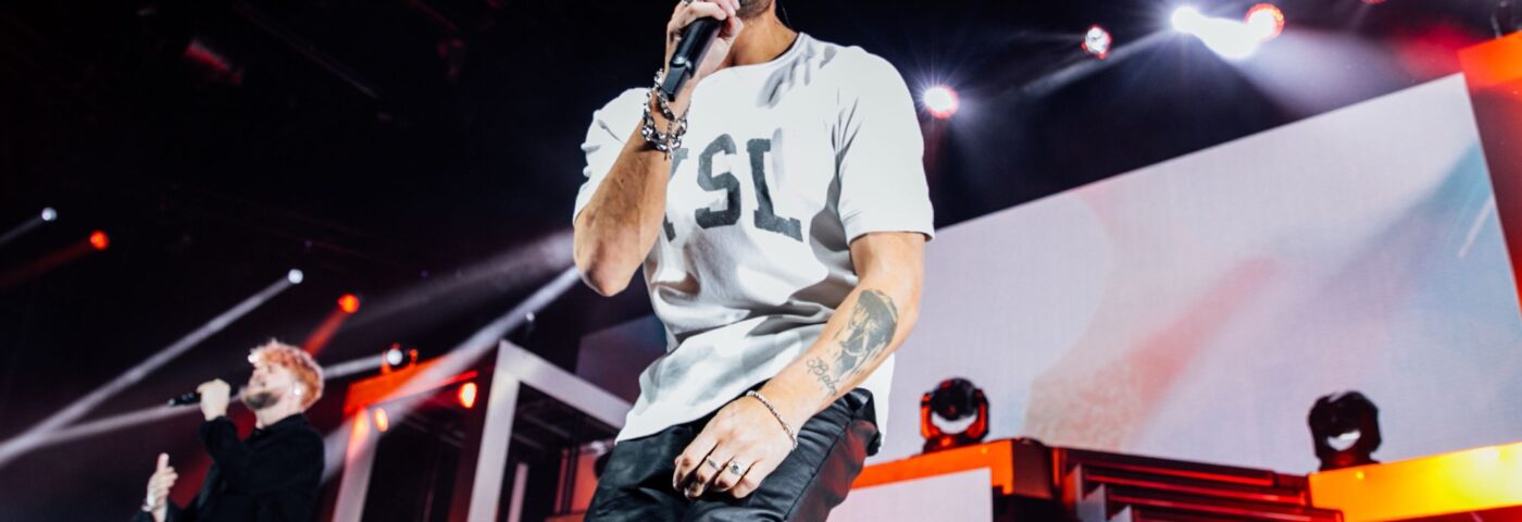 Max George de The Wanted fait le point sur son état de santé depuis son lit d'hôpital alors qu'il attend une opération cardiaque