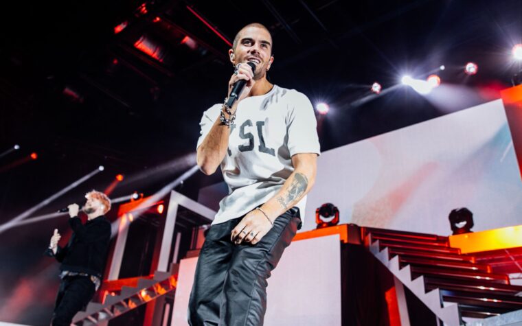Max George de The Wanted fait le point sur son état de santé depuis son lit d'hôpital alors qu'il attend une opération cardiaque