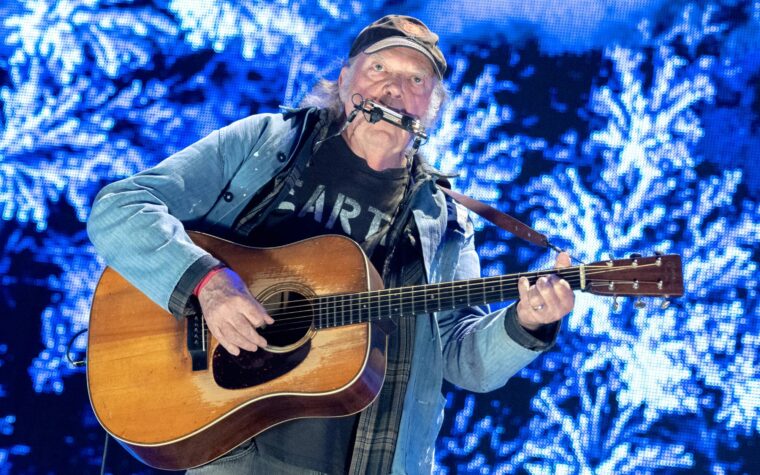 Neil Young partage une vidéo de lui interprétant "Silver and Gold" pour la première fois depuis près de 20 ans
