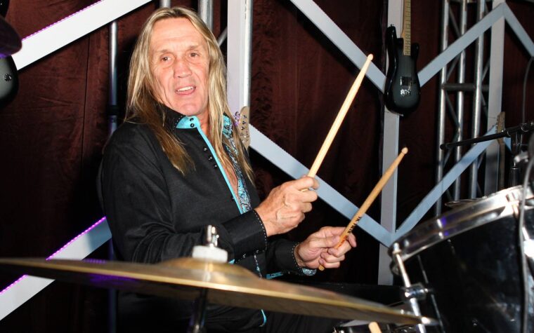 Nicko McBain d'Iron Maiden va "prendre du recul par rapport au train-train quotidien des tournées"