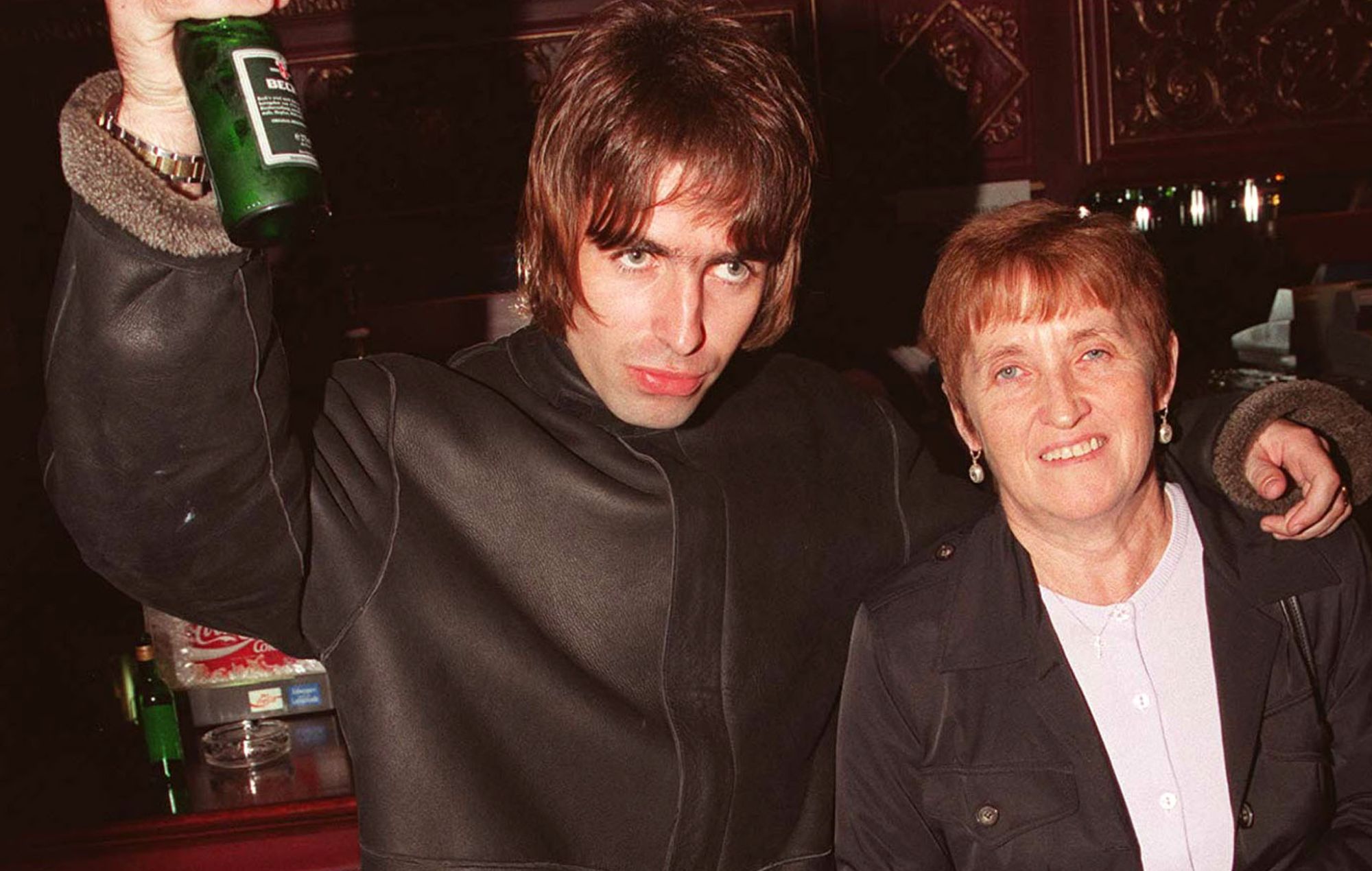 Liam Gallagher avec sa mère Peggy Gallagher en 1995