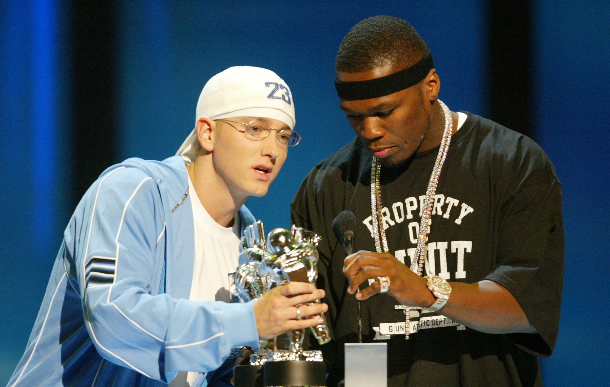 Eminem et 50 Cent acceptent le prix de la meilleure vidéo rap aux MTV Video Music Awards 2003 (Photo de Kevin Kane/WireImage)