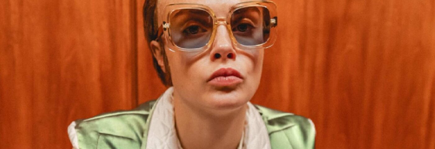 Regardez Cara Delevingne devenir Elton John dans la nouvelle vidéo « Step Into Christmas »