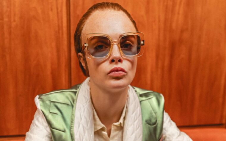 Regardez Cara Delevingne devenir Elton John dans la nouvelle vidéo "Step Into Christmas"