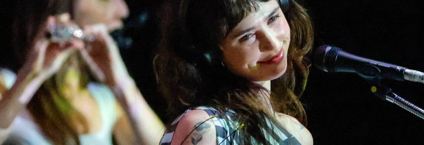 Regardez Clairo terminer sa tournée nord-américaine « Charm » avec une bataille de fans rap