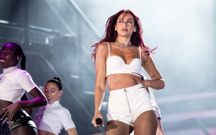 Regardez Dua Lipa interpréter les mashups "Levitating" et "Woh Ladki Jo" créés par des fans en Inde