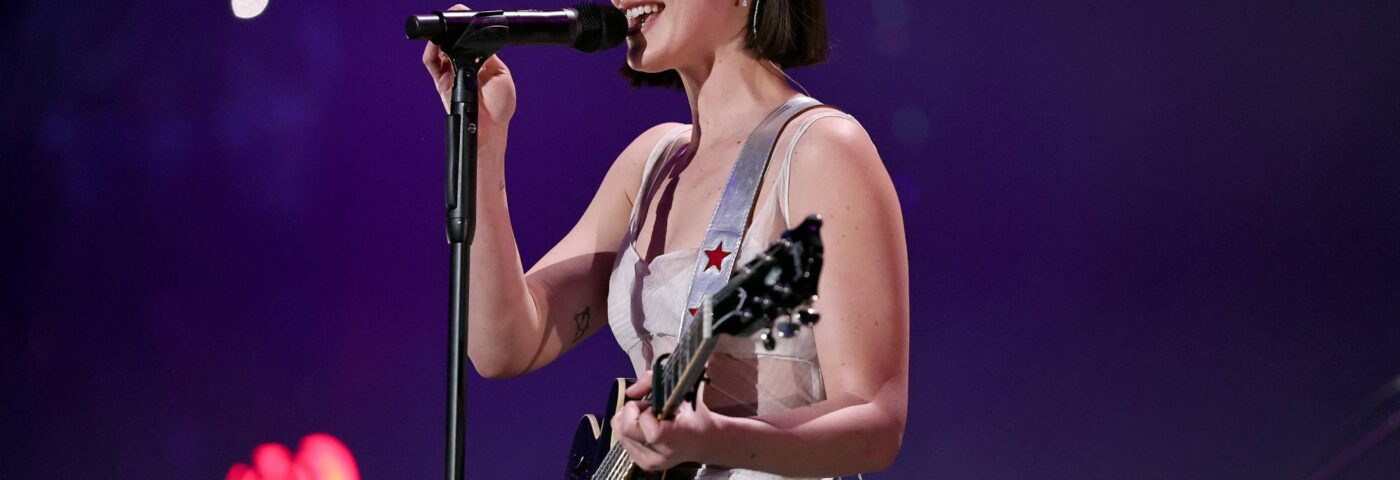 Regardez Gracie Abrams interpréter « That's So True » et « I Love You, I'm Sorry » sur « SNL »