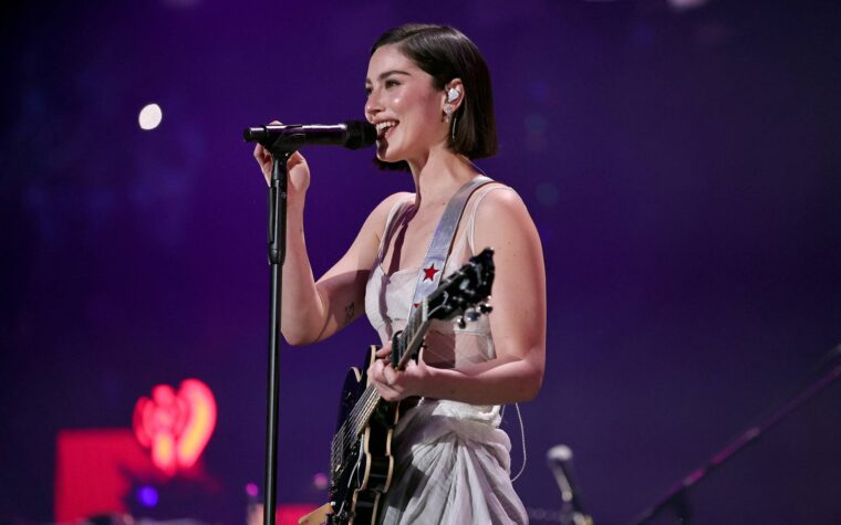 Regardez Gracie Abrams interpréter "That's So True" et "I Love You, I'm Sorry" sur "SNL"