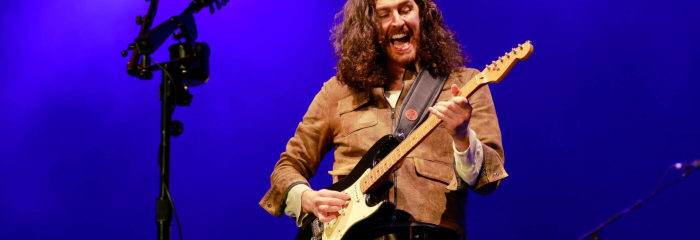 Regardez Hozier interpréter « Too Sweet » et reprendre « Fairytale of New York » des Pogues sur « SNL »