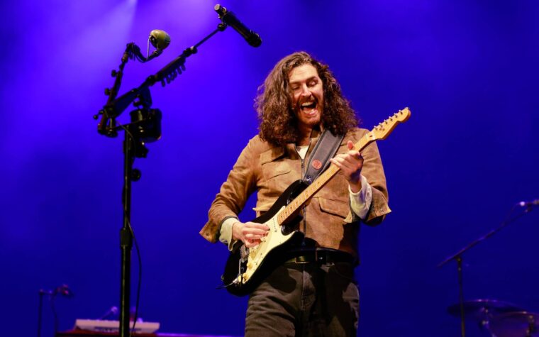 Regardez Hozier interpréter « Too Sweet » et reprendre « Fairytale of New York » des Pogues sur « SNL »