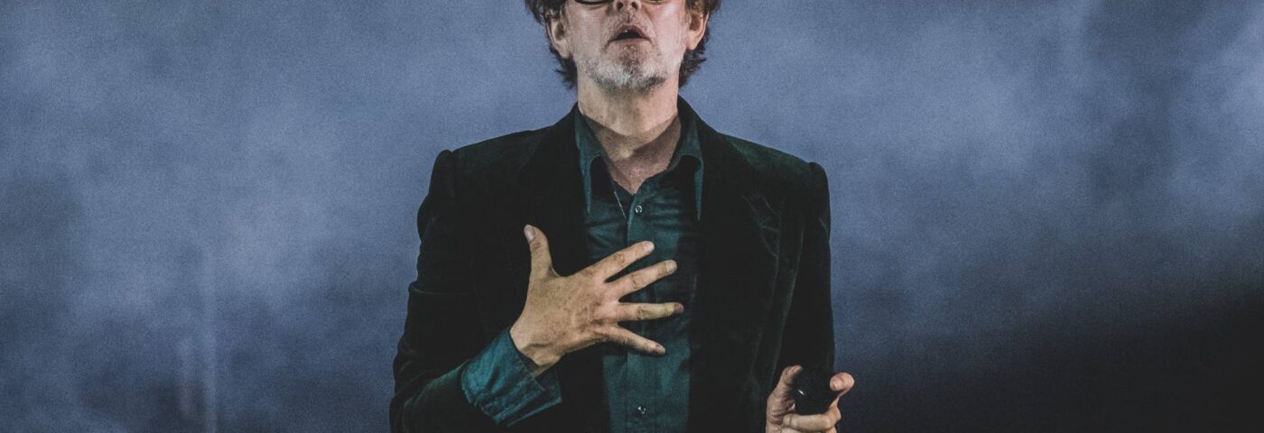 Regardez Jarvis Cocker de Pulp parler de l'écriture de « Mile End » pour « Trainspotting » et de ses films préférés