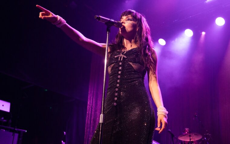 Regardez Lauren Mayberry faire ses débuts solo à la télévision américaine avec « Something In The Air » sur « Kimmel »