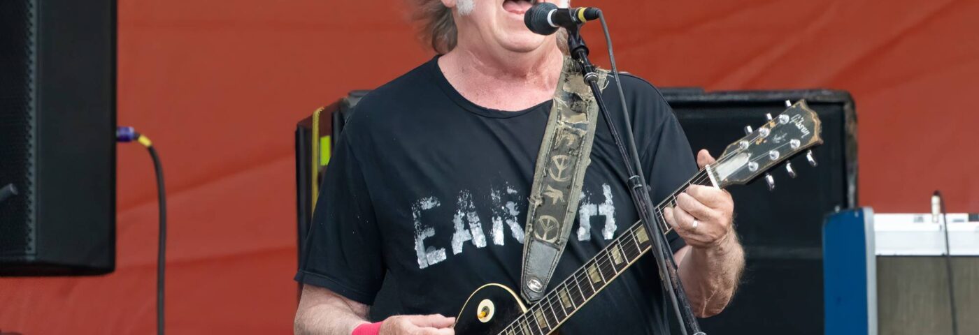 Regardez Neil Young interpréter « Pardon My Heart » pour la première fois en 50 ans