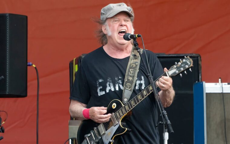 Regardez Neil Young interpréter « Pardon My Heart » pour la première fois en 50 ans