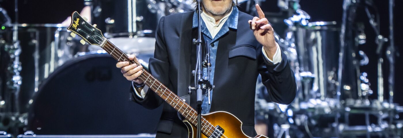Regardez Paul McCartney livrer une rare performance de « Wonderful Christmastime » lors d'un concert à Manchester