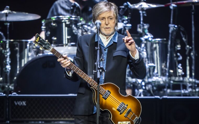 Regardez Paul McCartney livrer une rare performance de « Wonderful Christmastime » lors d'un concert à Manchester