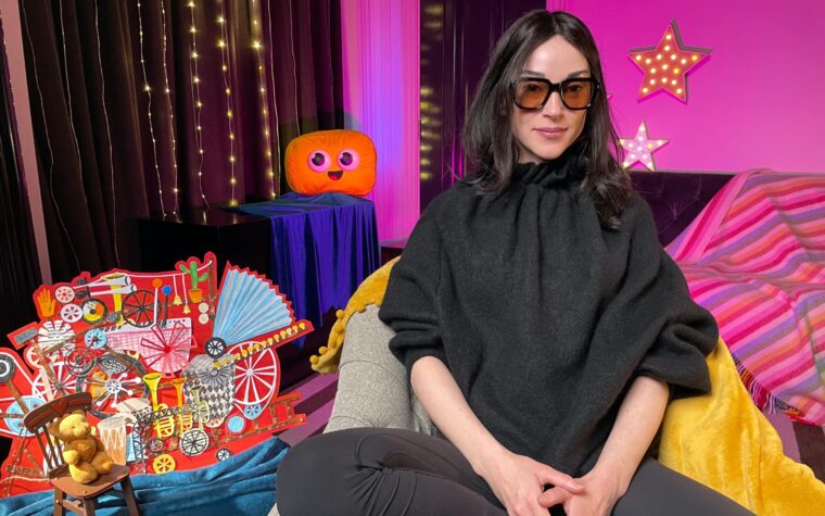 Regardez Saint-Vincent lire une histoire pour enfants au coucher pour CBeebies
