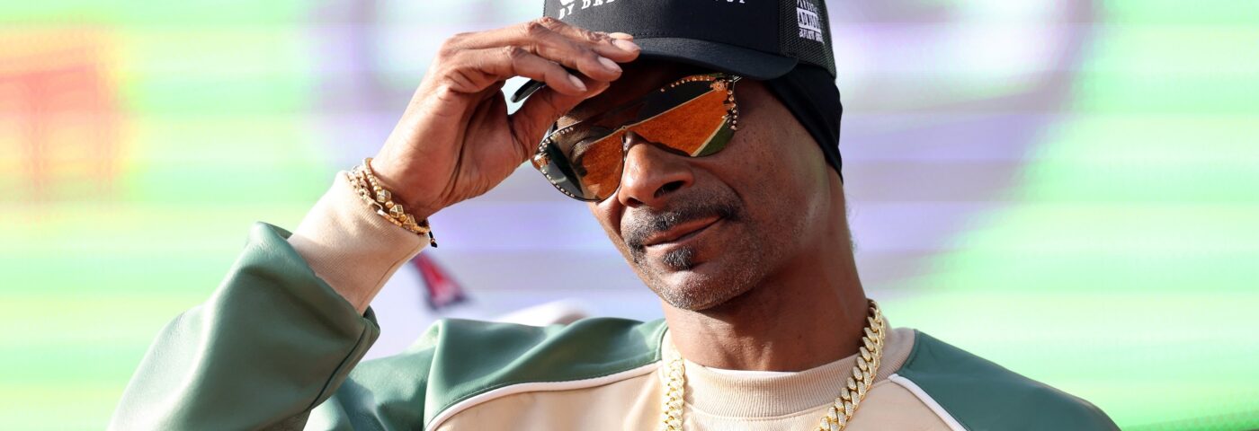 Regardez Snoop Dogg reprendre un événement de football américain en Arizona