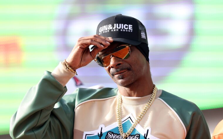 Regardez Snoop Dogg reprendre un événement de football américain en Arizona