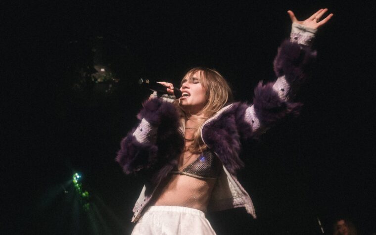 Regardez Suki Waterhouse présenter Jane Penny pour couvrir TOPS à Montréal