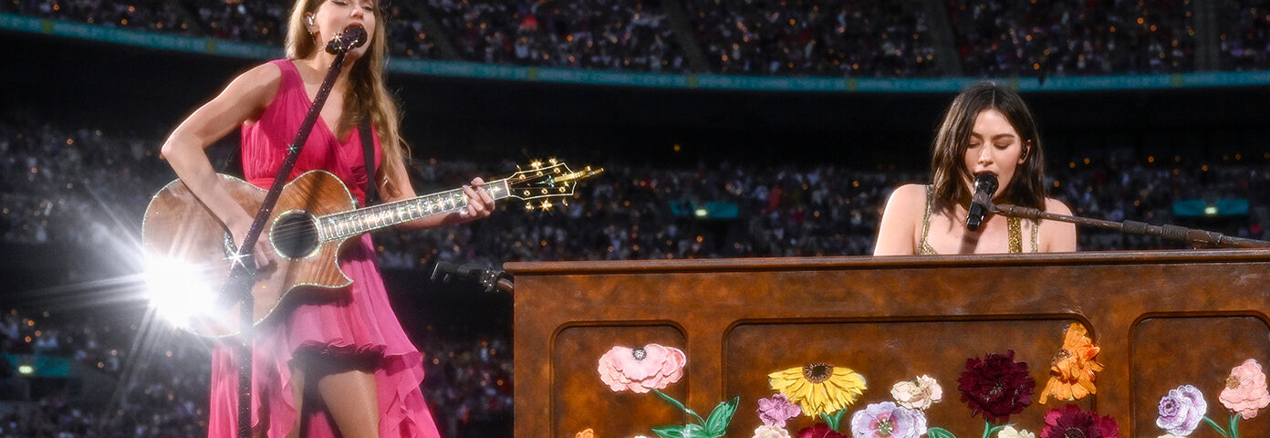 Regardez Taylor Swift jouer avec Gracie Abrams lors de la dernière étape de l'Eras ​​Tour à Vancouver