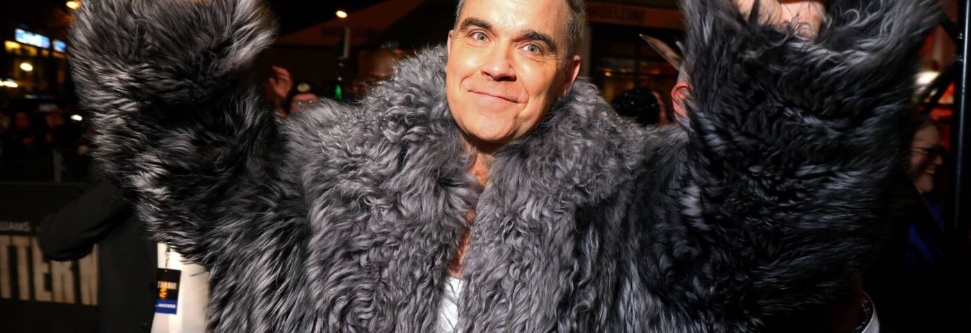 Robbie Williams dit « vous n'avez jamais rencontré quelqu'un qui veut être gay autant que moi »