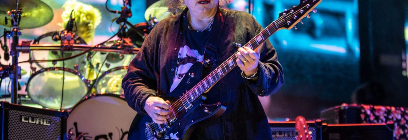 Robert Smith à propos du nouvel album « Companion Piece » de The Cure qui est « prêt à partir » et un autre de « trucs complètement aléatoires »