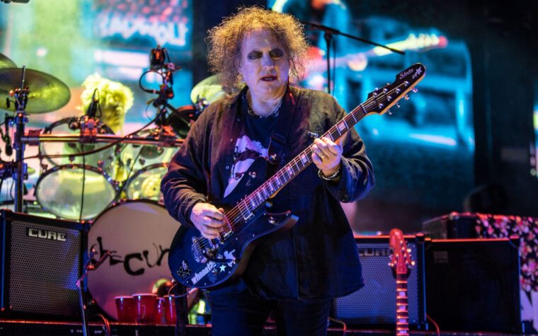 Robert Smith à propos du nouvel album « Companion Piece » de The Cure qui est « prêt à partir » et un autre de « trucs complètement aléatoires »