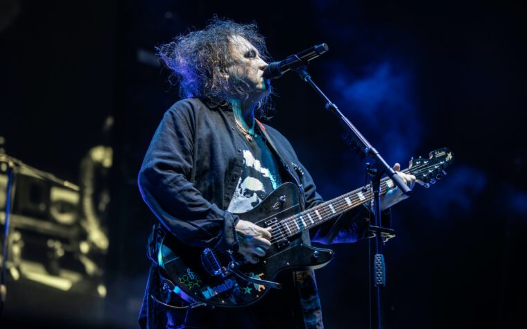 Robert Smith attribue à son défunt frère "l'idée que je pouvais faire ce que je voulais" et sa poursuite de The Cure à plein temps