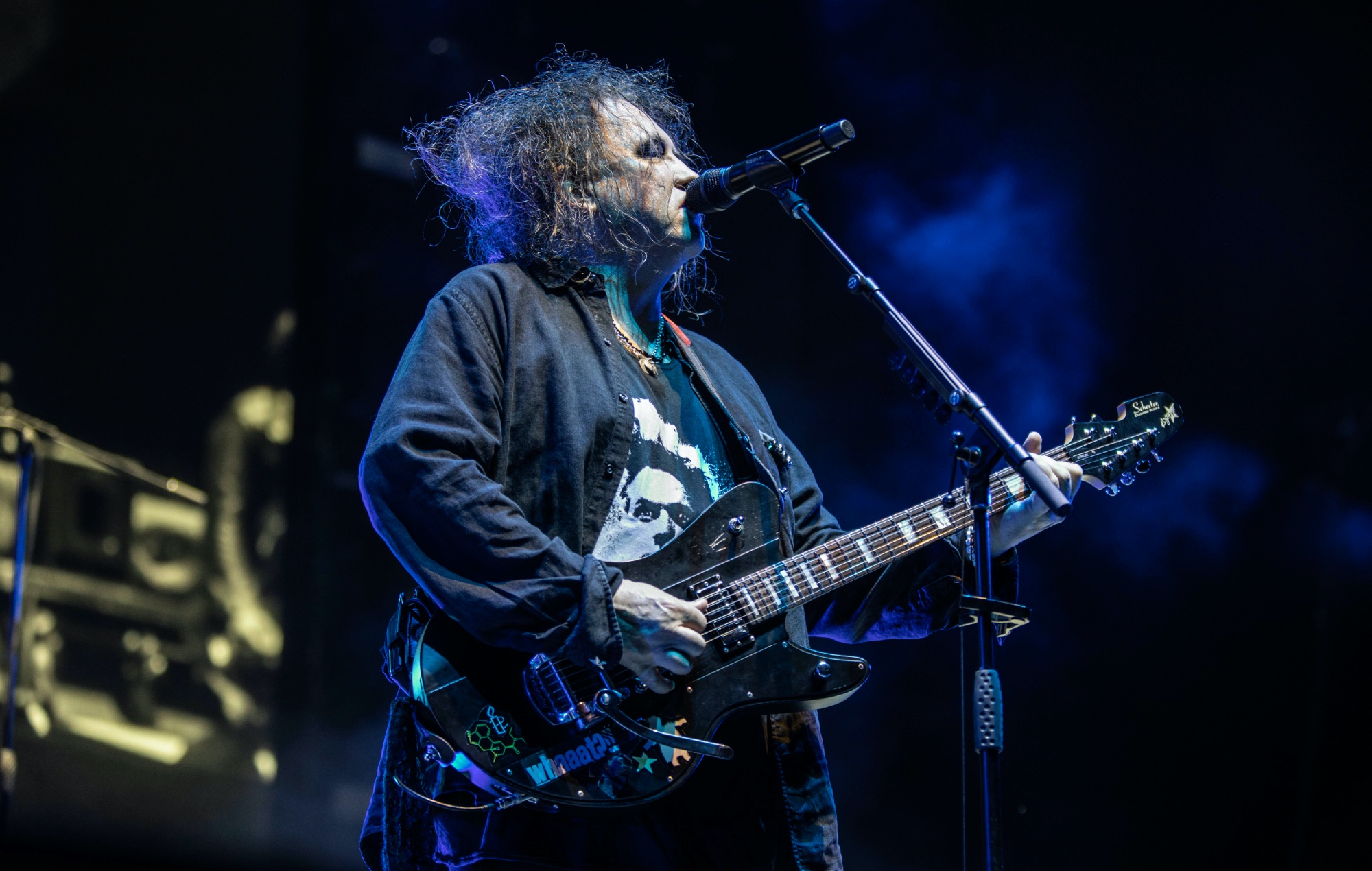 Robert Smith sur scène avec The Cure