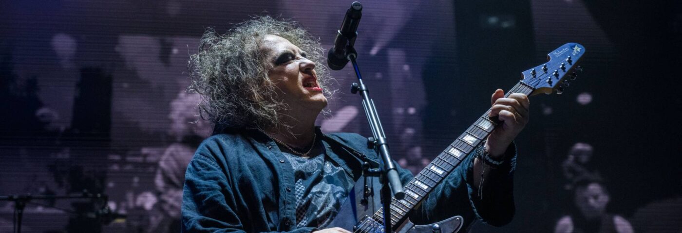 Robert Smith de The Cure explique pourquoi « Songs Of A Lost World » a failli s'appeler « Live From The Moon »