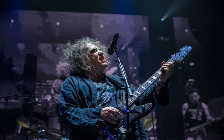 Robert Smith de The Cure explique pourquoi "Songs Of A Lost World" a failli s'appeler "Live From The Moon"
