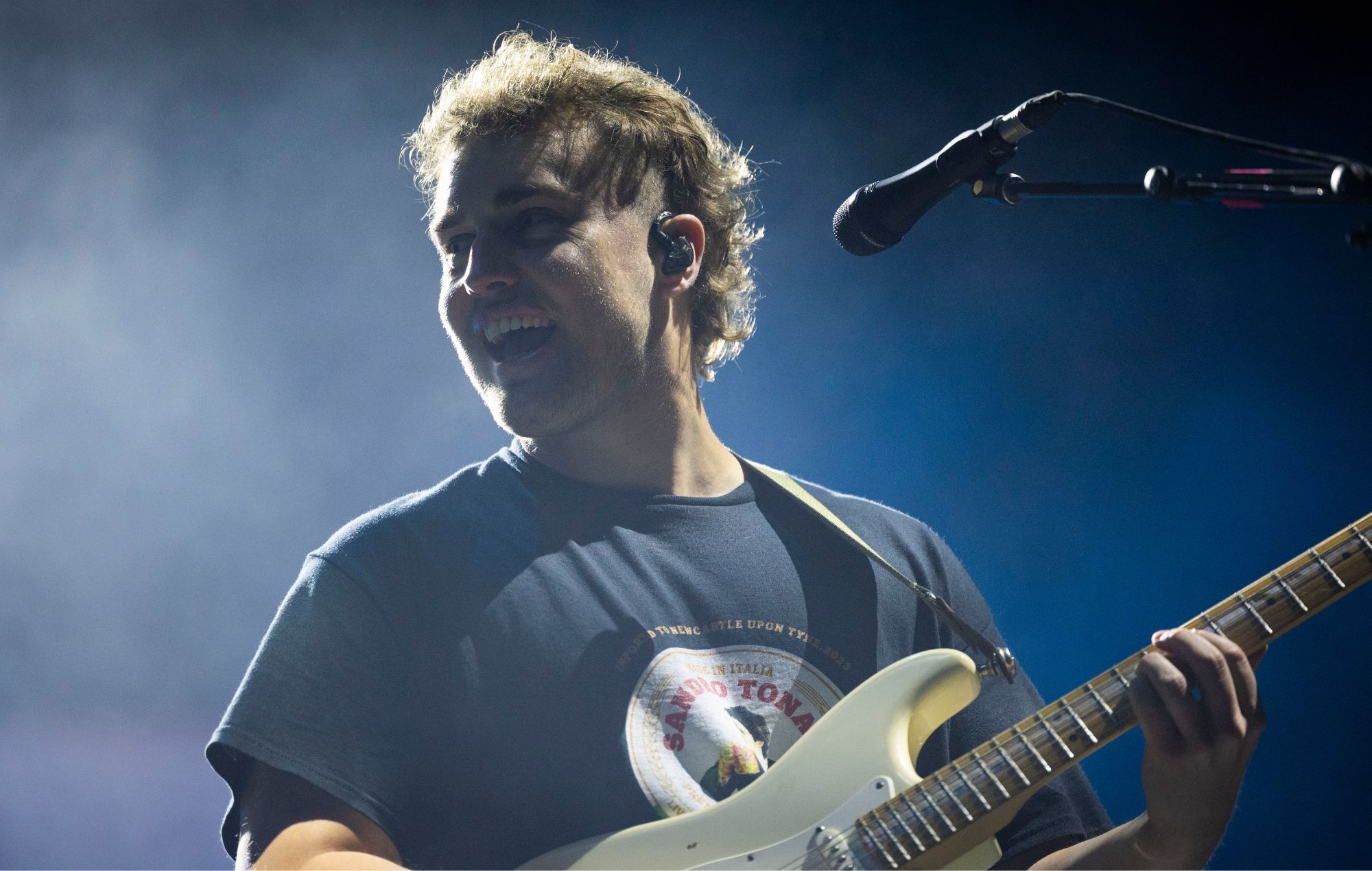 Sam Fender se produit sur scène en 2023