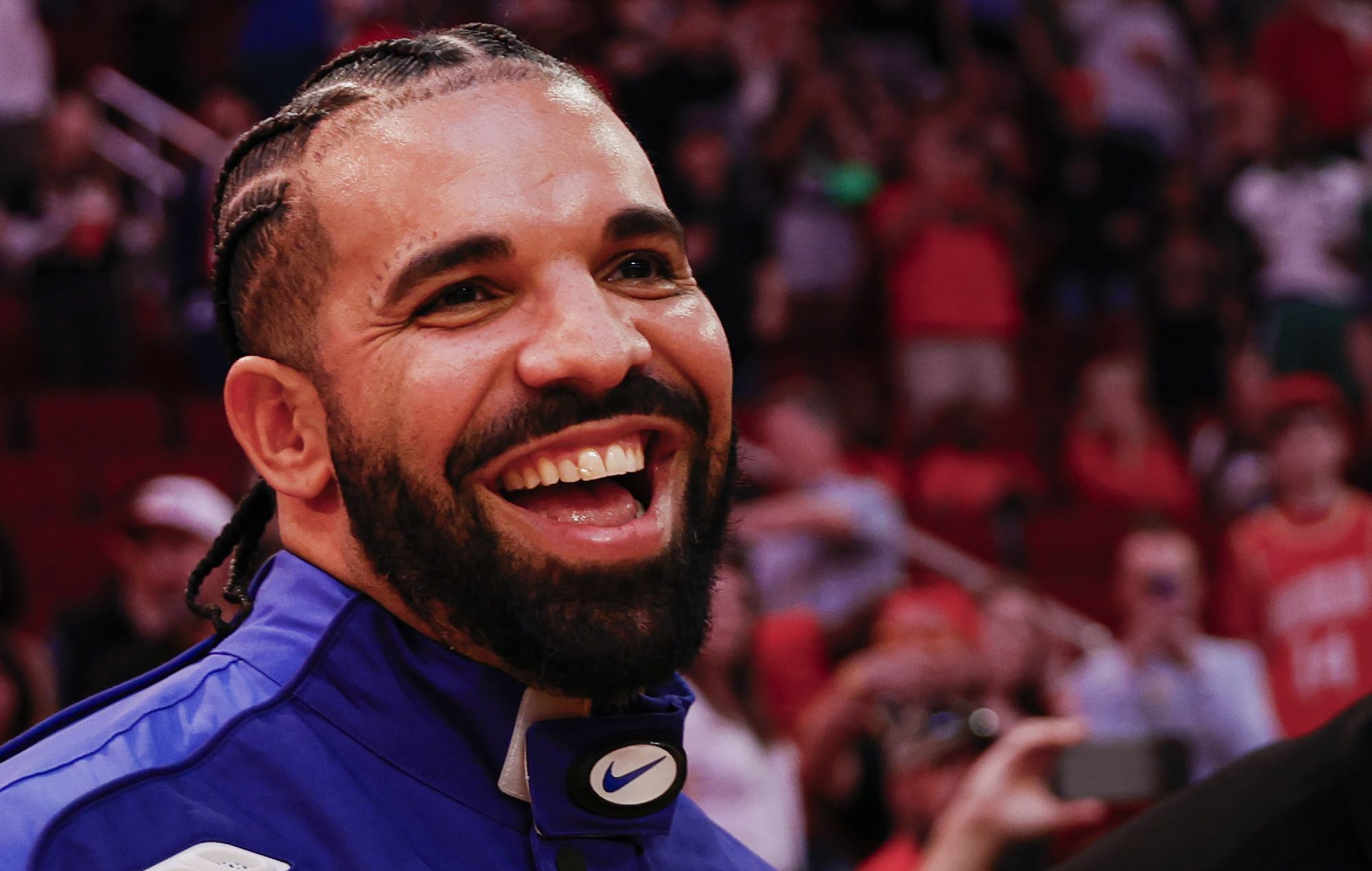 Drake assiste à un match entre les Houston Rockets et les Cleveland Cavaliers au Toyota Center le 16 mars 2024 à Houston, Texas