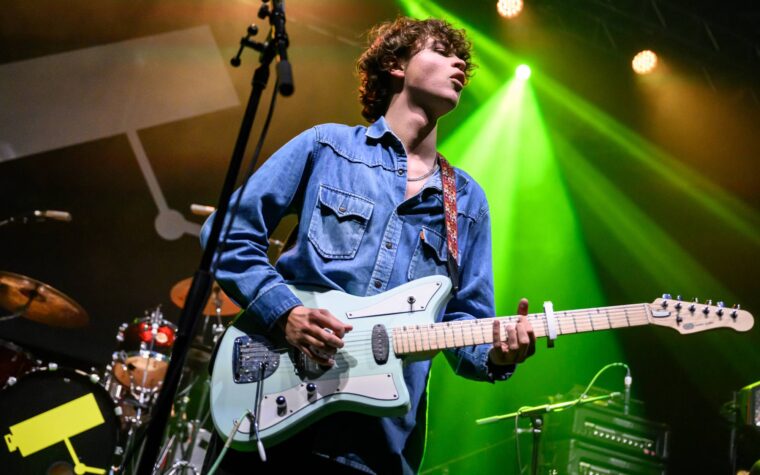 Tom A. Smith s'est fait voler du matériel, notamment des guitares offertes et des "médicaments essentiels", à Londres