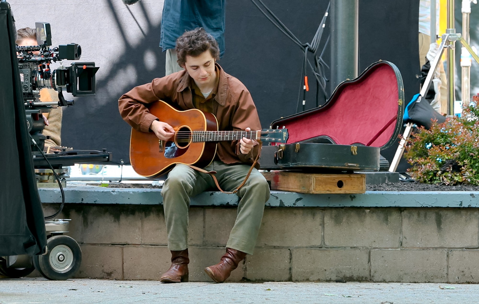 Timothée Chalamet dans le rôle de Bob Dylan sur le tournage de 