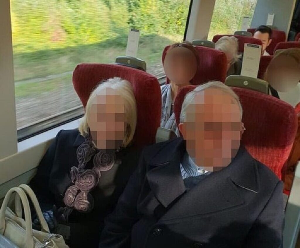 Un couple âgé refuse de céder des sièges réservés