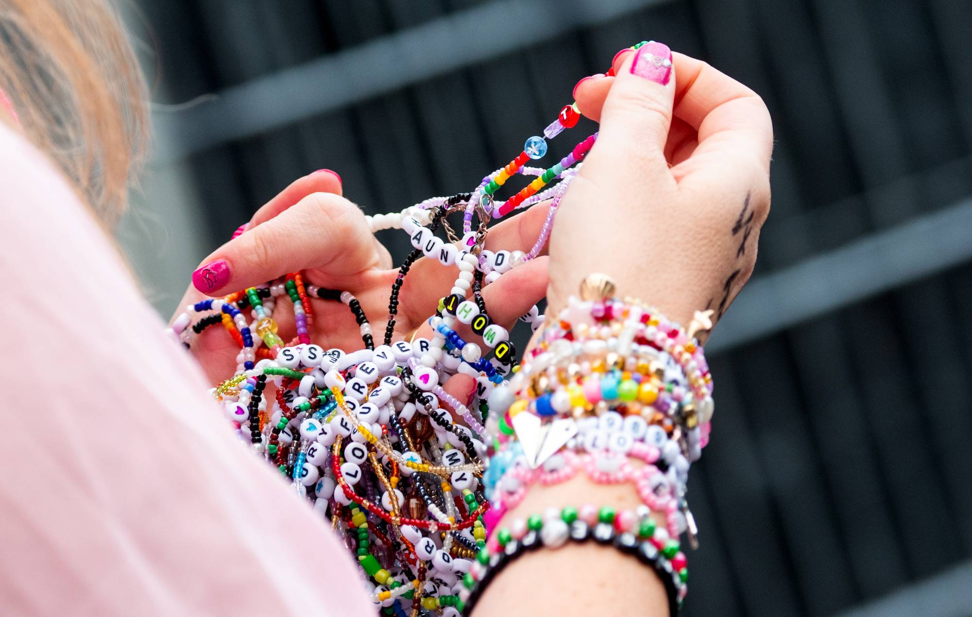 Un fan de la chanteuse Taylor Swift attend l'admission et trie les bracelets avant le concert au Volksparkstadion. (Photo de Daniel Bockwoldt/alliance photo via Getty Images)