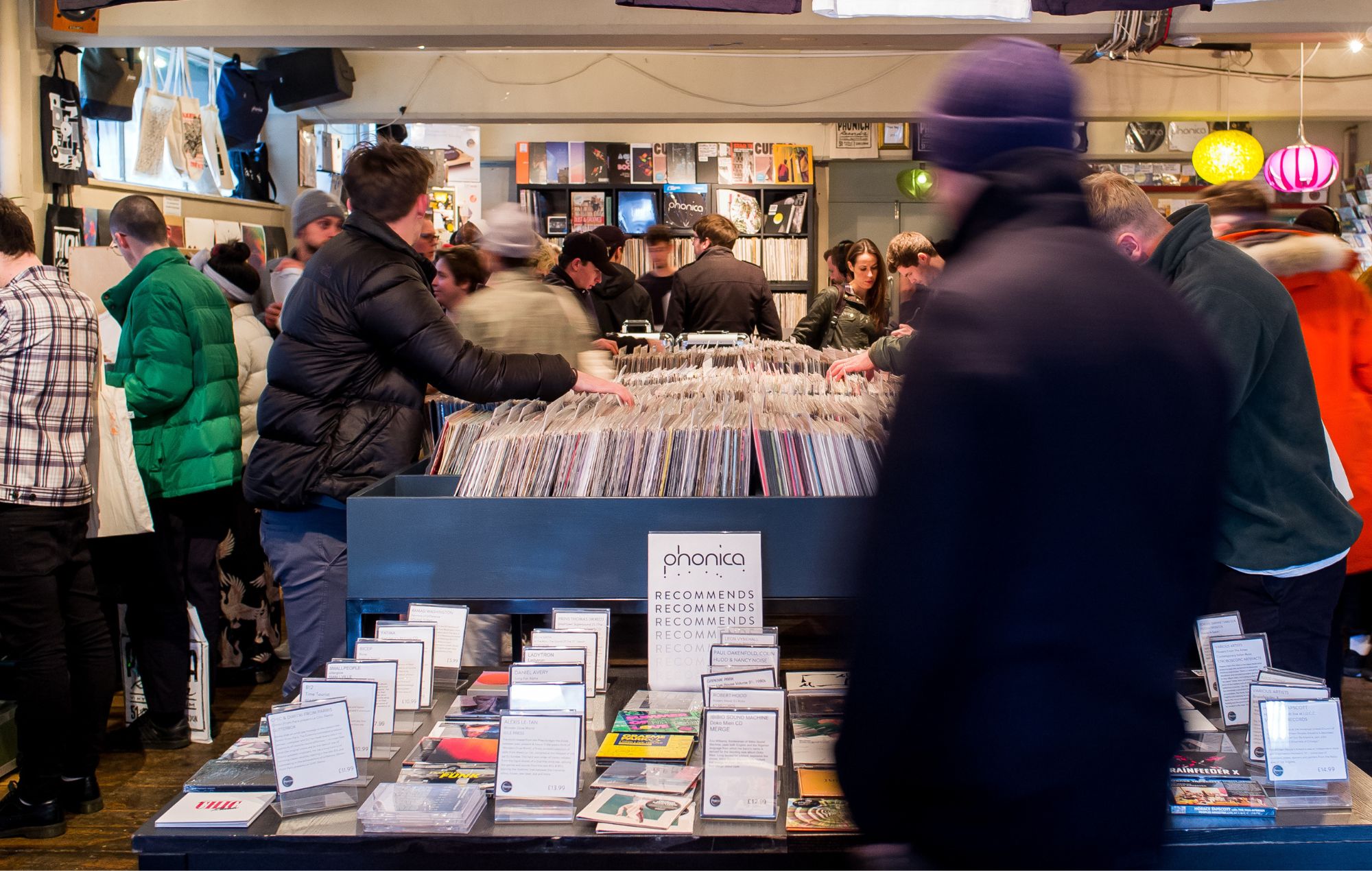 Les gens assistent aux événements annuels du Record Store Day à Londres