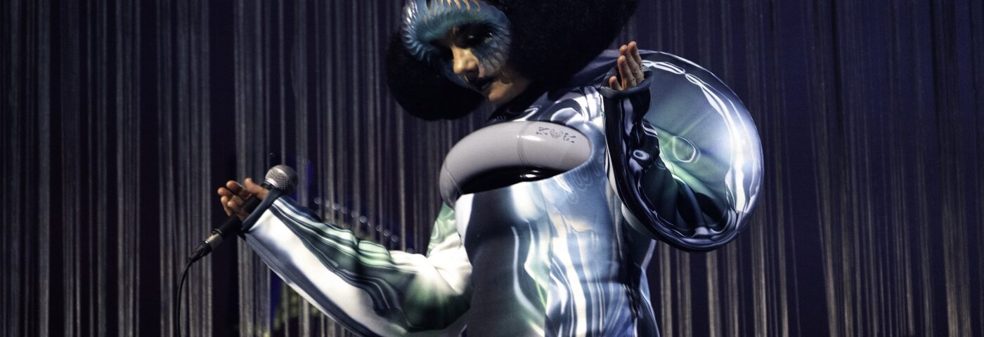 Björk dit qu'elle a changé sa façon de tourner pour « pouvoir réellement avoir une vie »