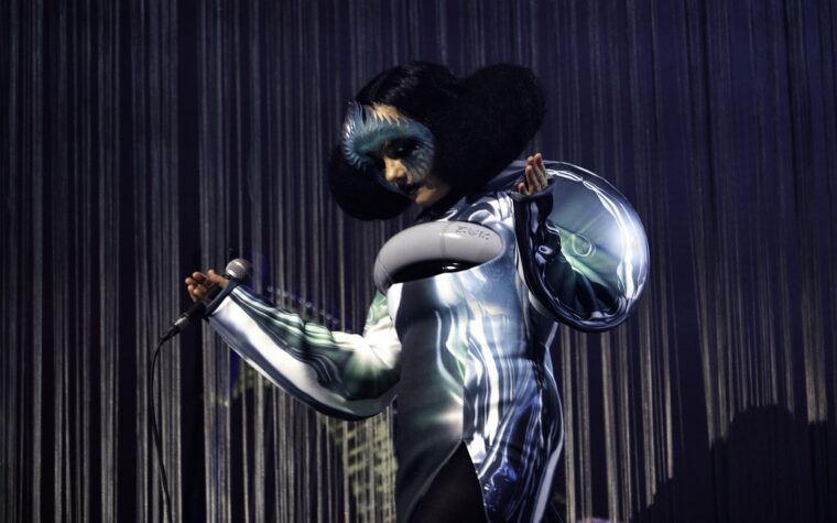 Björk dit qu'elle a changé sa façon de tourner pour "pouvoir réellement avoir une vie"