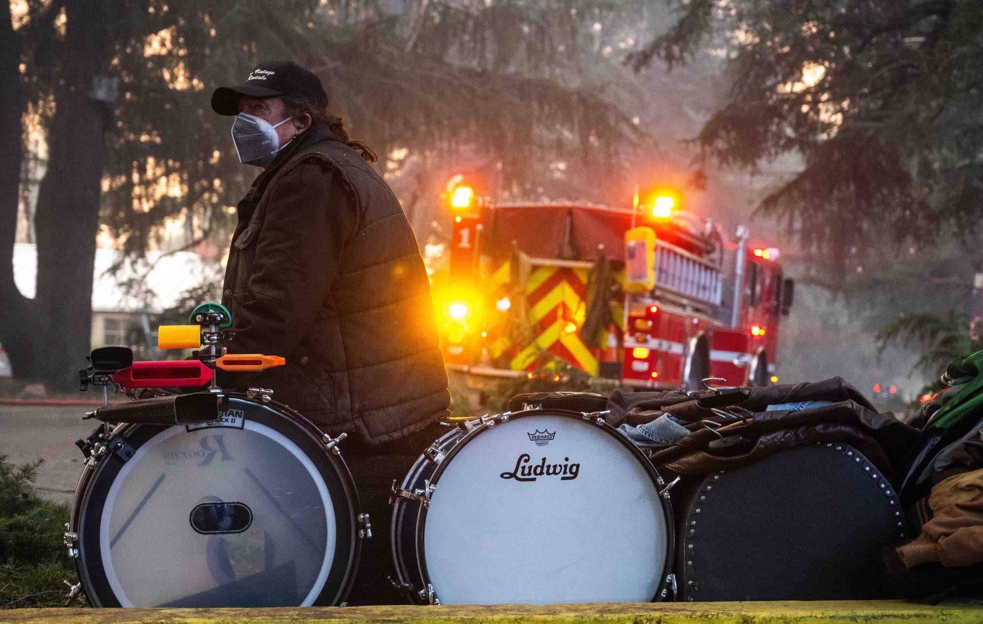 Un homme regarde sa maison brûler alors qu'il est assis avec une batterie et d'autres effets personnels sur l'avenue Santa Rosa à Altadena le mercredi 8 janvier 2025 (Photo de Sarah Reingewirtz/MediaNews Group/Los Angeles Daily News via Getty Images)