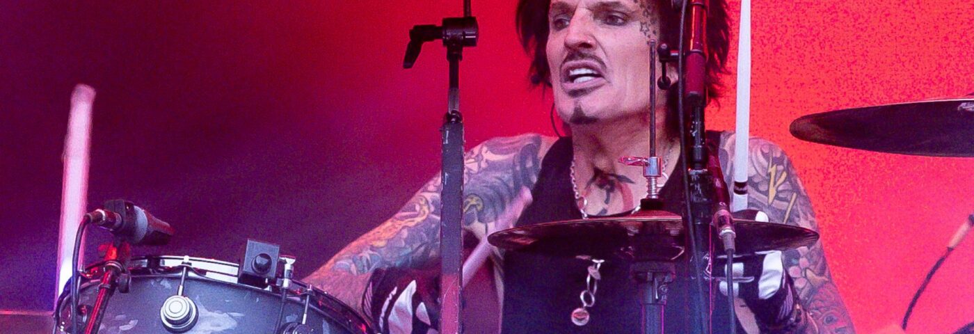 Tommy Lee s'en prend aux artistes pour avoir fait la promotion de la musique et des tournées pendant les incendies de forêt à Los Angeles : « Personne n'en a rien à foutre »
