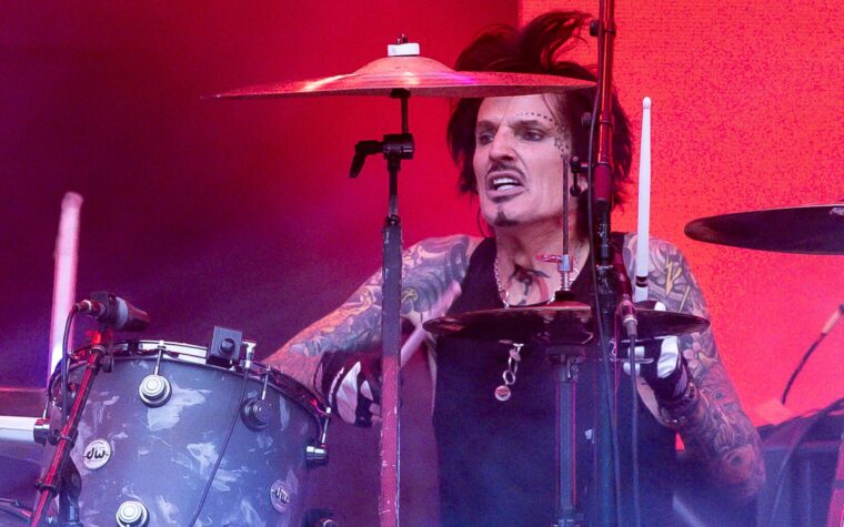 Tommy Lee s'en prend aux artistes pour avoir fait la promotion de la musique et des tournées pendant les incendies de forêt à Los Angeles : « Personne n'en a rien à foutre »