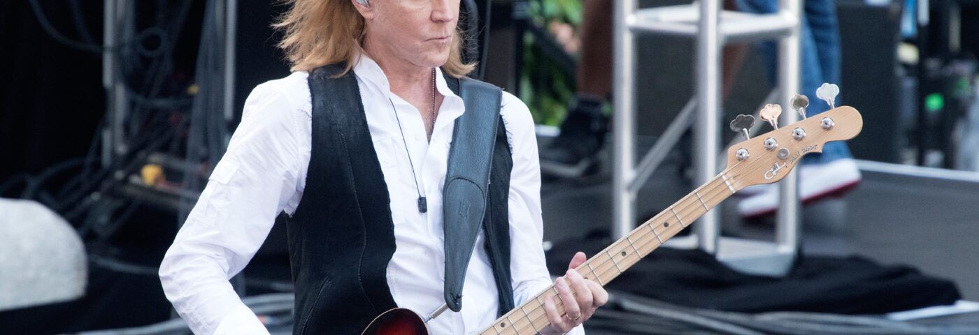 Le bassiste d'Aerosmith partage son premier single avec le nouveau groupe, Close Enemies